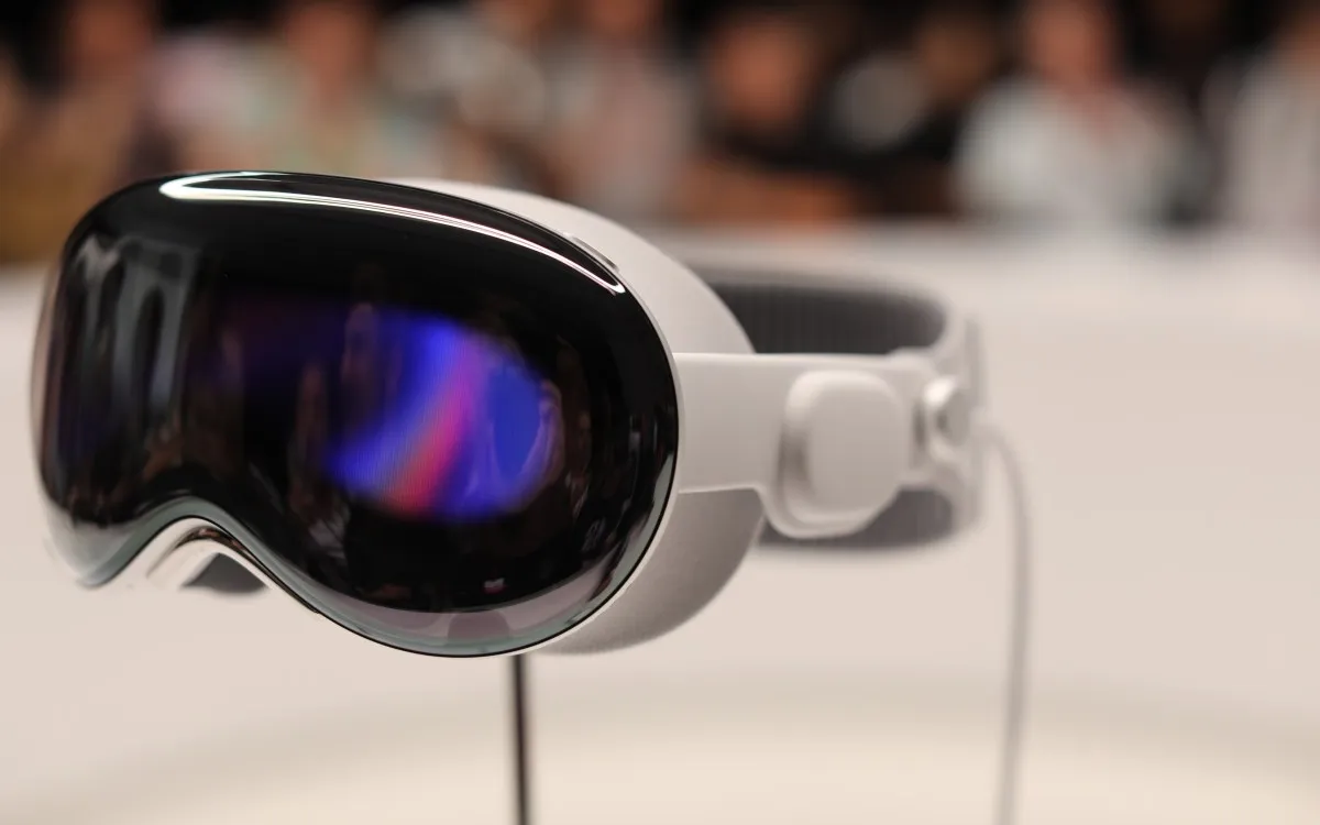 Apple Shifts Gears: Focuses on AI Smart Glasses Over Vision Pro VR