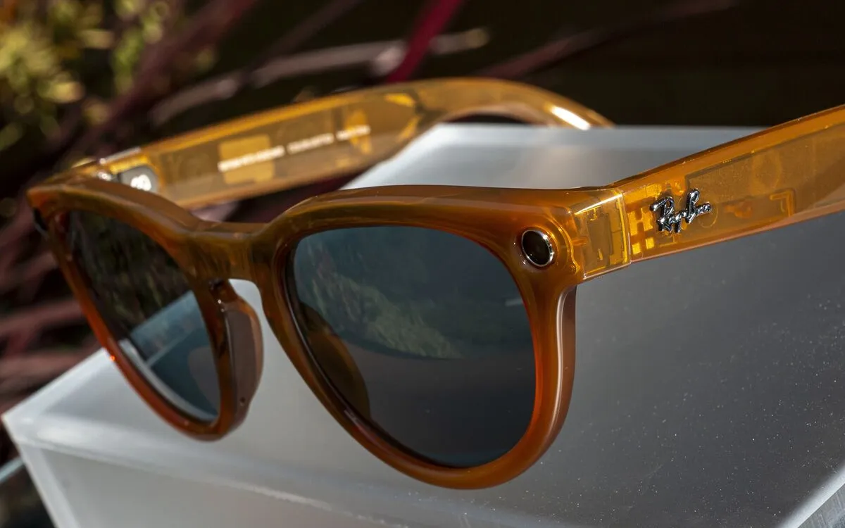 Apple's Smart Glasses Set to Revolutionize AI-Enhanced Gadgets by 2026