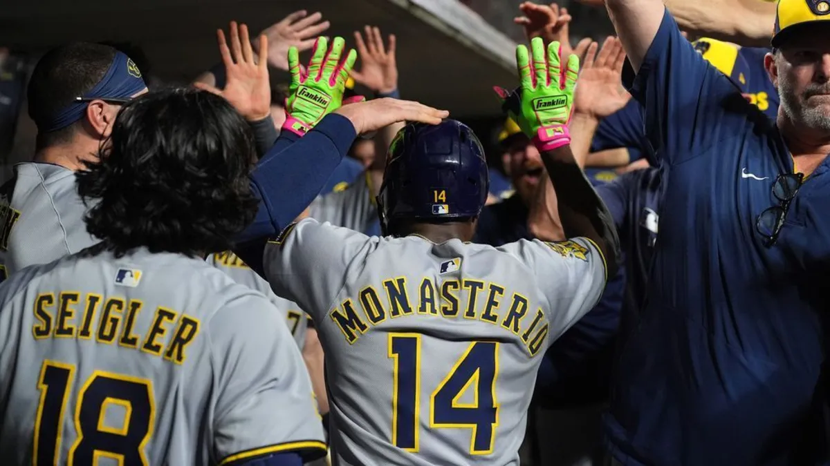 Brewers Extend Winning Streak to 14 with Dramatic 11th Inning Comeback