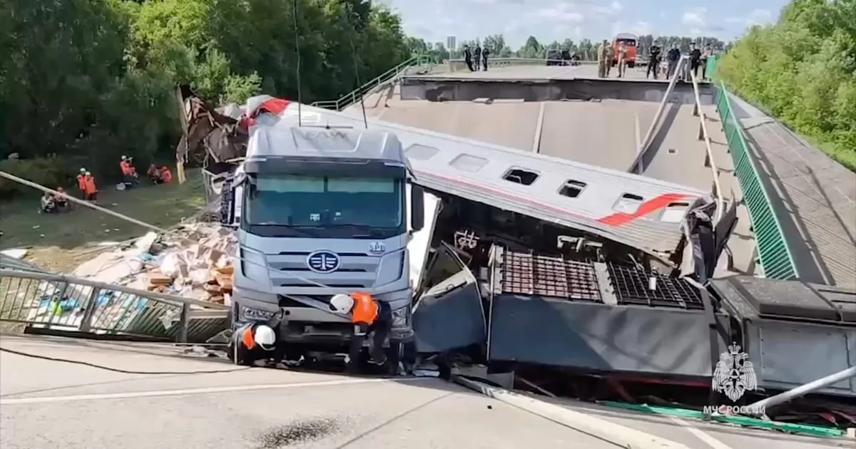 Bridges Collapse in Russia Amidst Tensions Ahead of Peace Talks