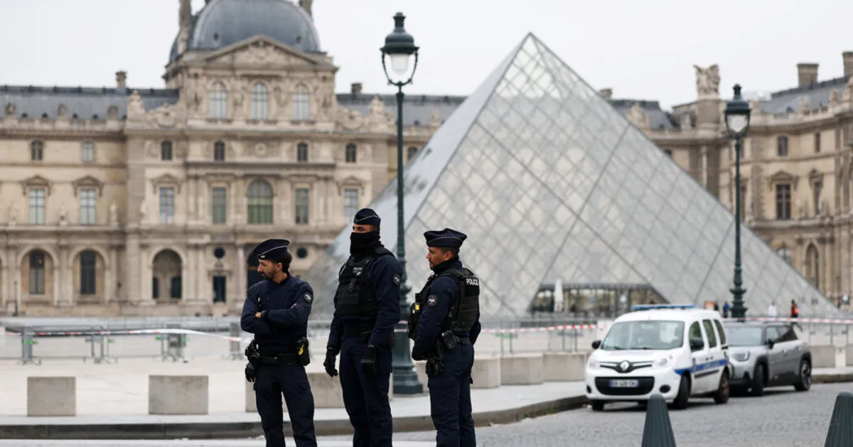 Daylight Heist: Thieves Strike at the Louvre, Making Off with Priceless Jewelry