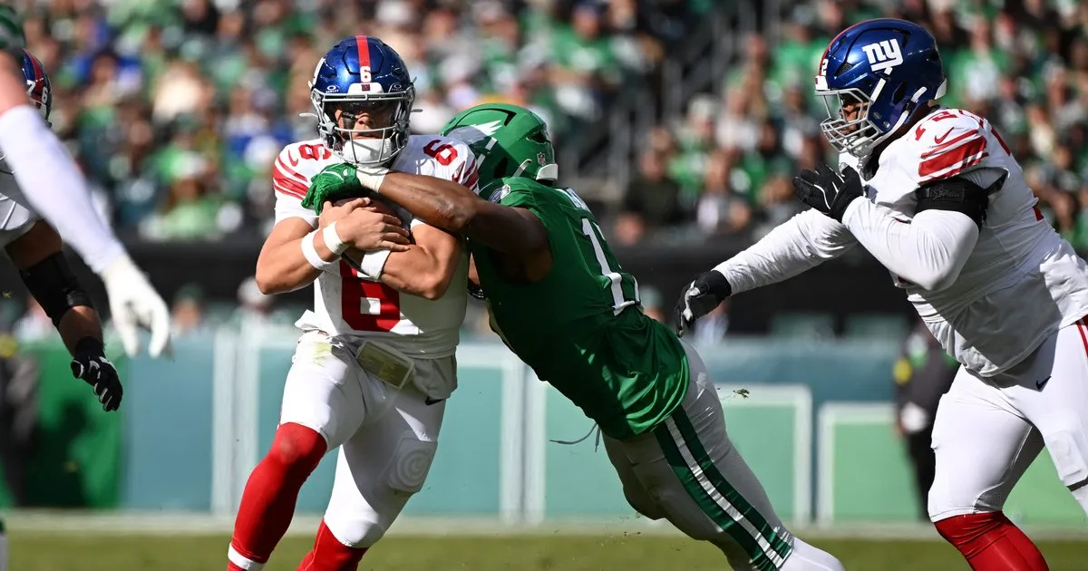 Eagles Dominate Giants: Key Player Snap Counts Revealed!