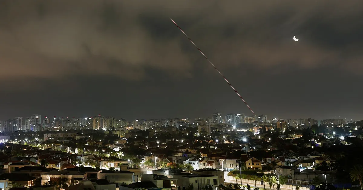 Escalating Tensions: Iran and Israel Exchange Missile Strikes Amid Nuclear Standoff