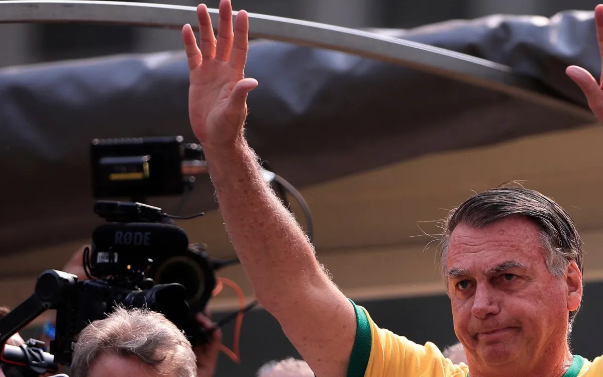 Federal Police Raid Jair Bolsonaro's Home Amid Flight Fears