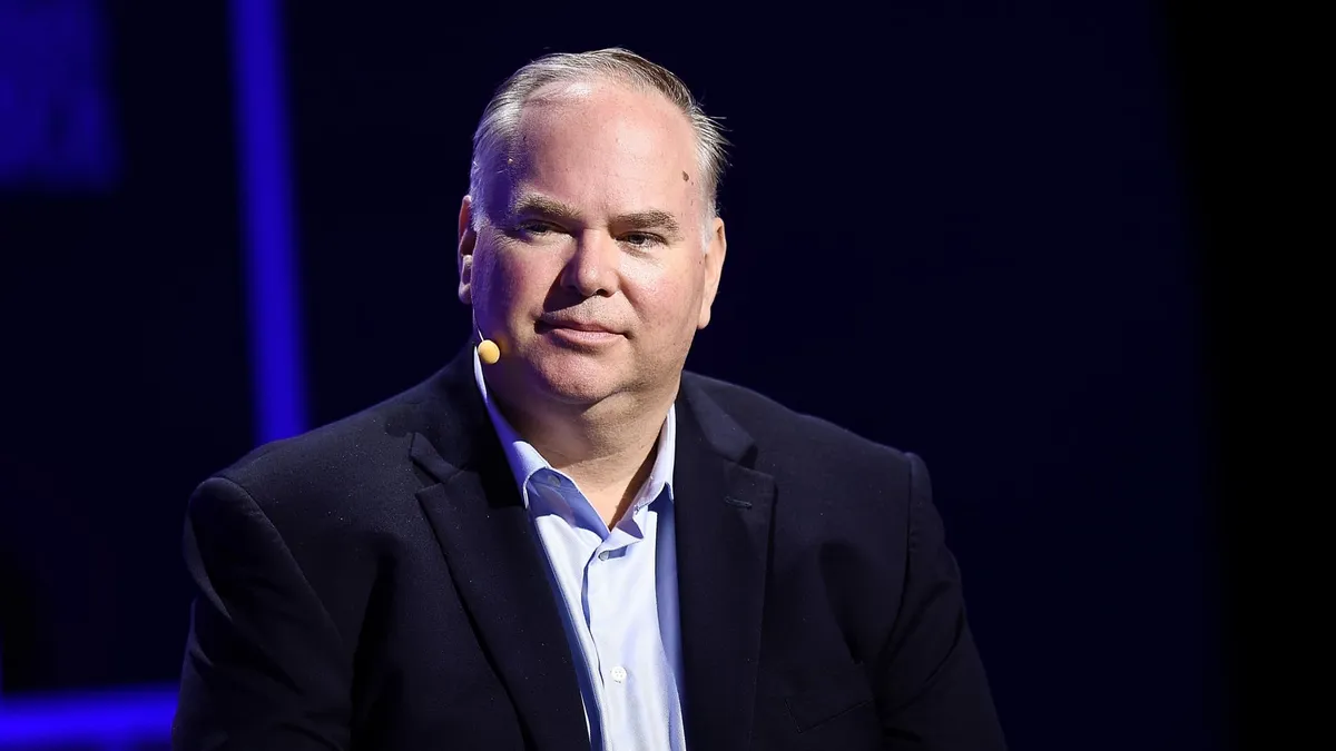 Frontier Airlines CEO Clashes with United: Discount Model Debate Heats Up