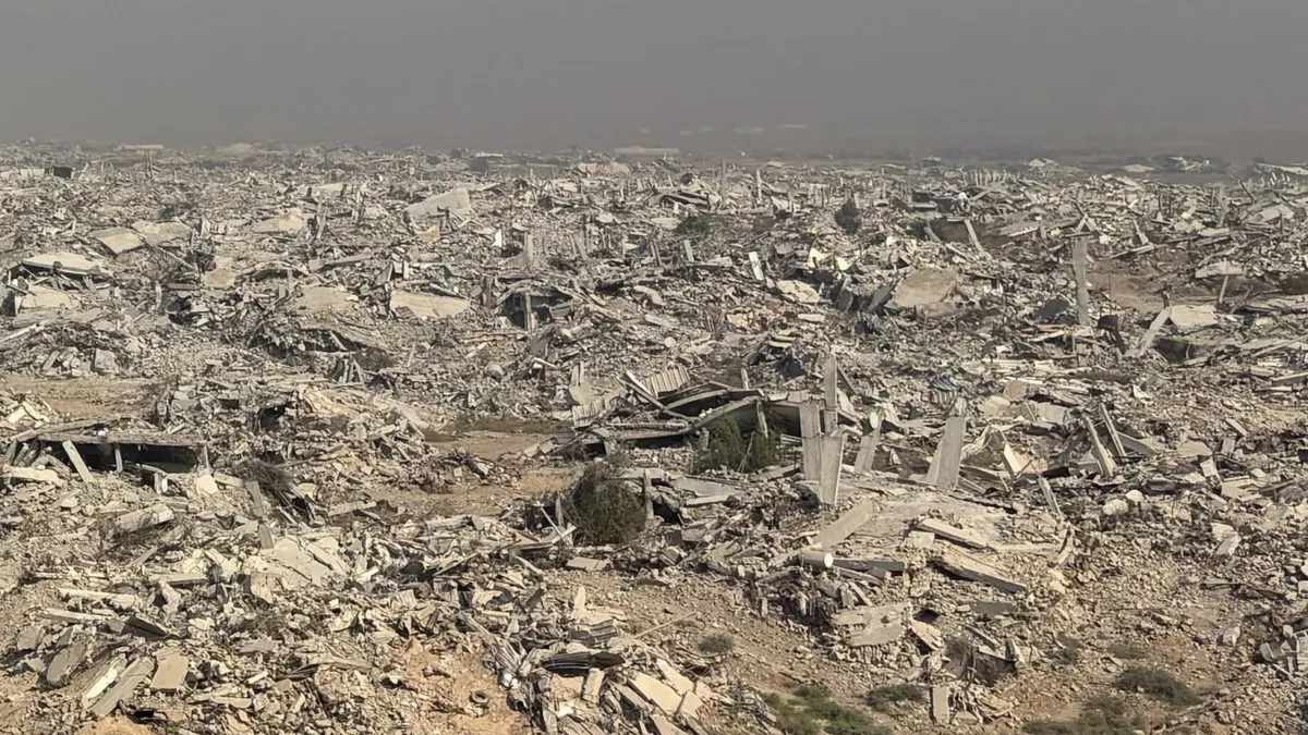 Gaza's Silent Transformation: A Journalistic Journey Through Devastation