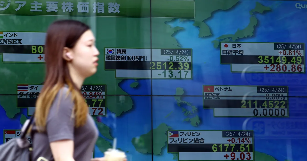 Global Stocks Retreat as Political Risks and Inflation Data Loom