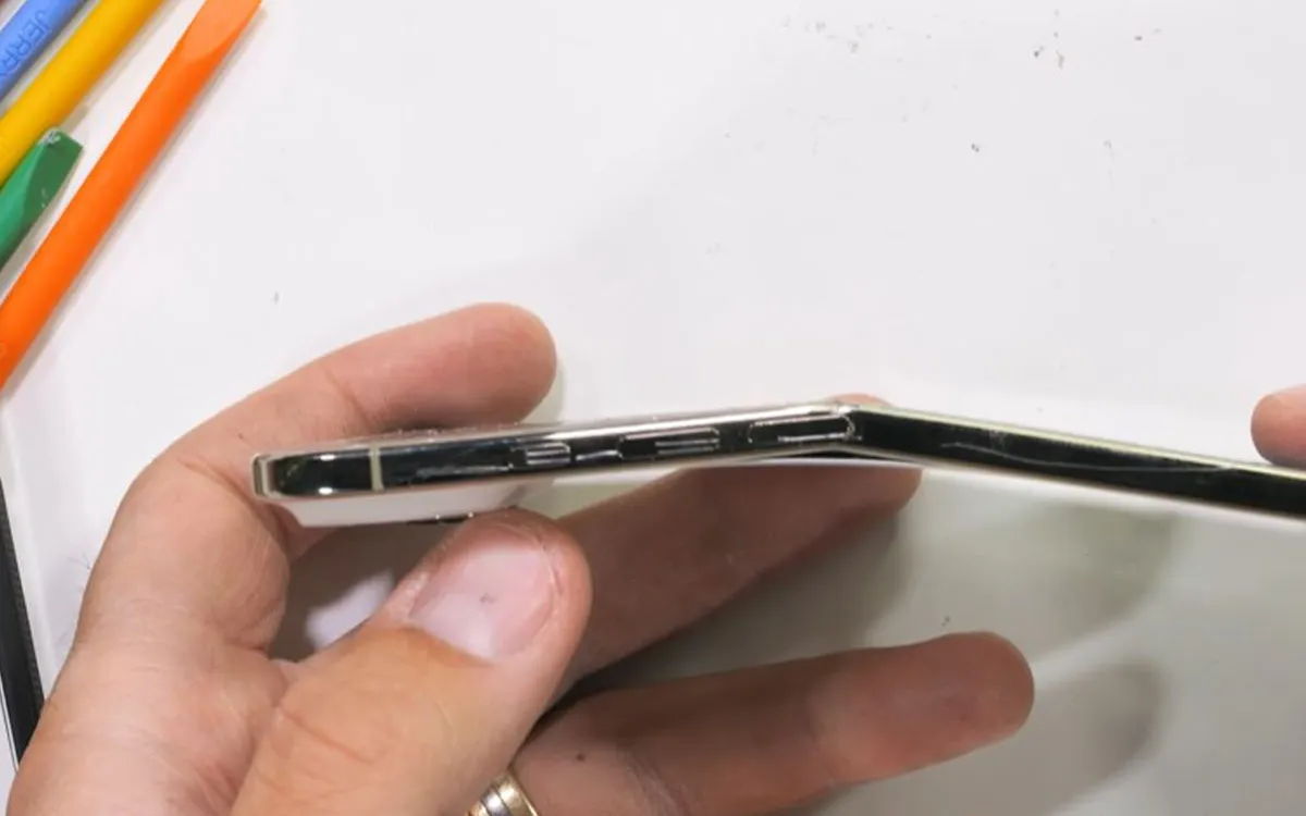 iPhone Air: The 5.6mm Marvel That Survives a 216-Pound Bend Test!