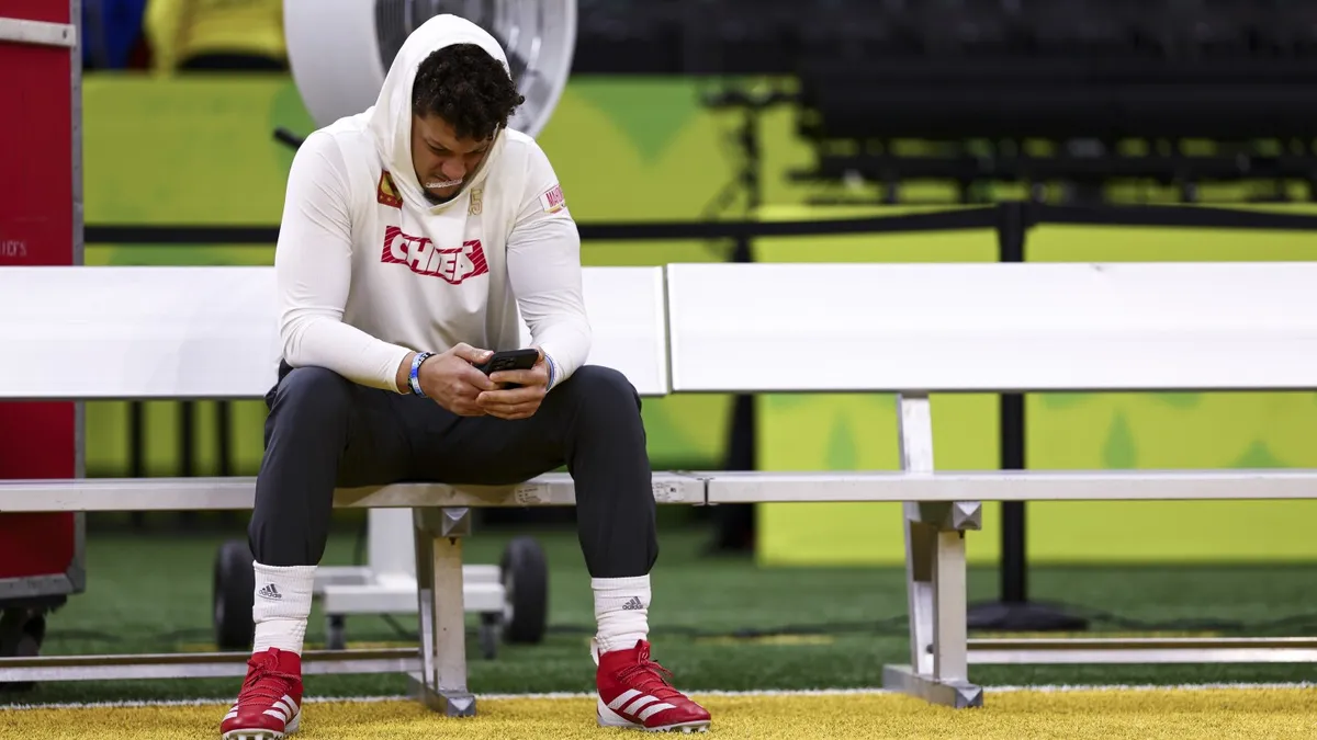 Mahomes Faces Rare Underdog Challenge at Home Against Eagles
