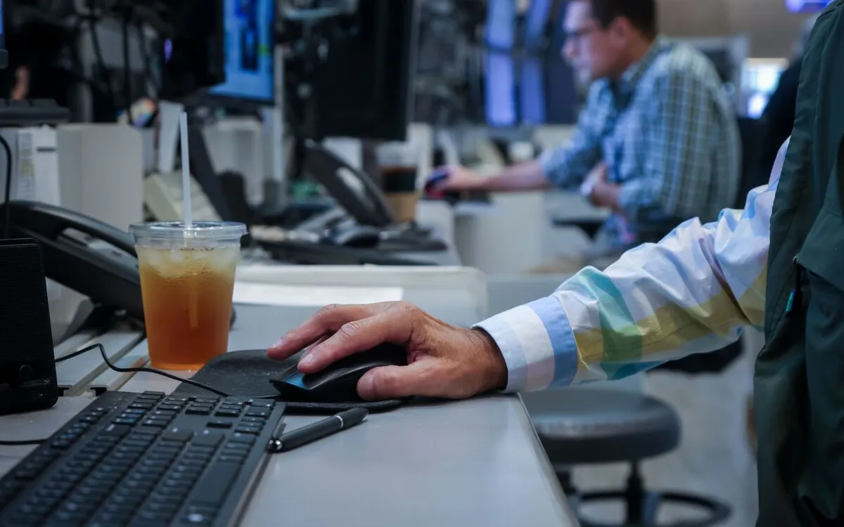 Market Tension: Are Machines Outperforming Humans in Stock Trading?