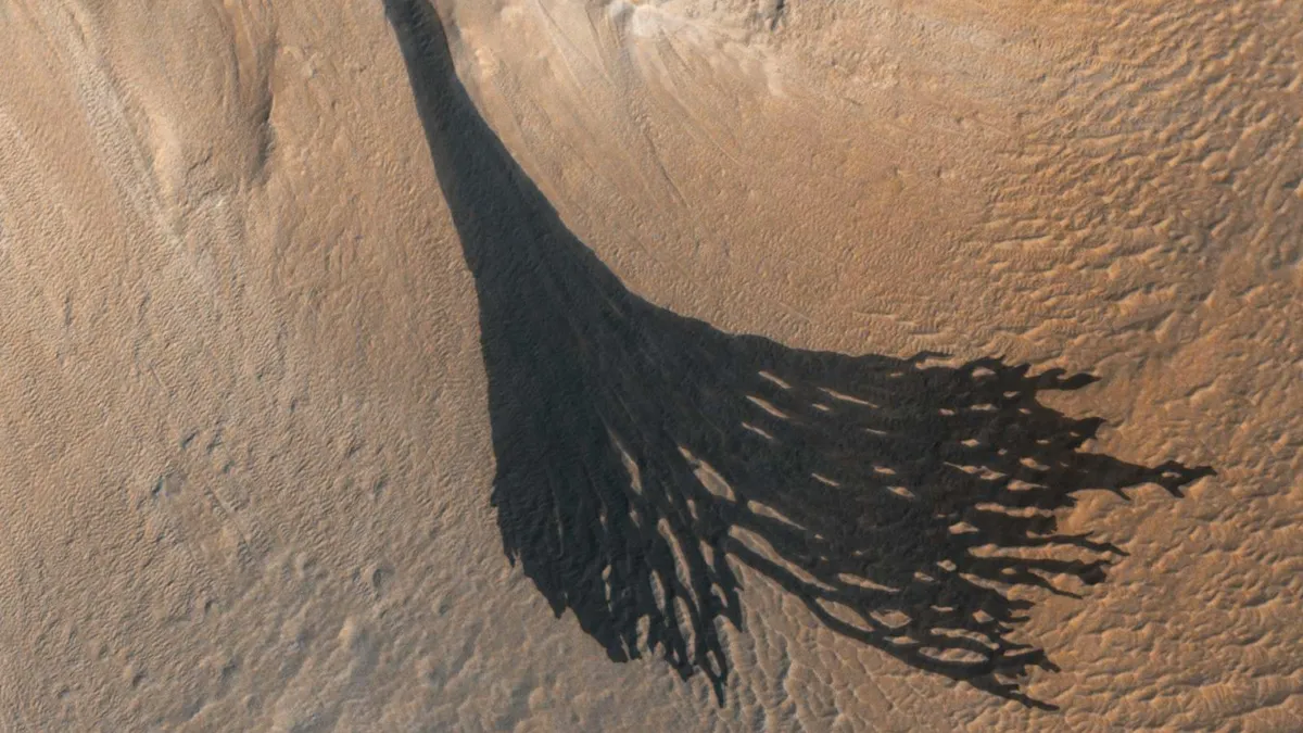 Mars Streaks: New AI Analysis Challenges Water Theories