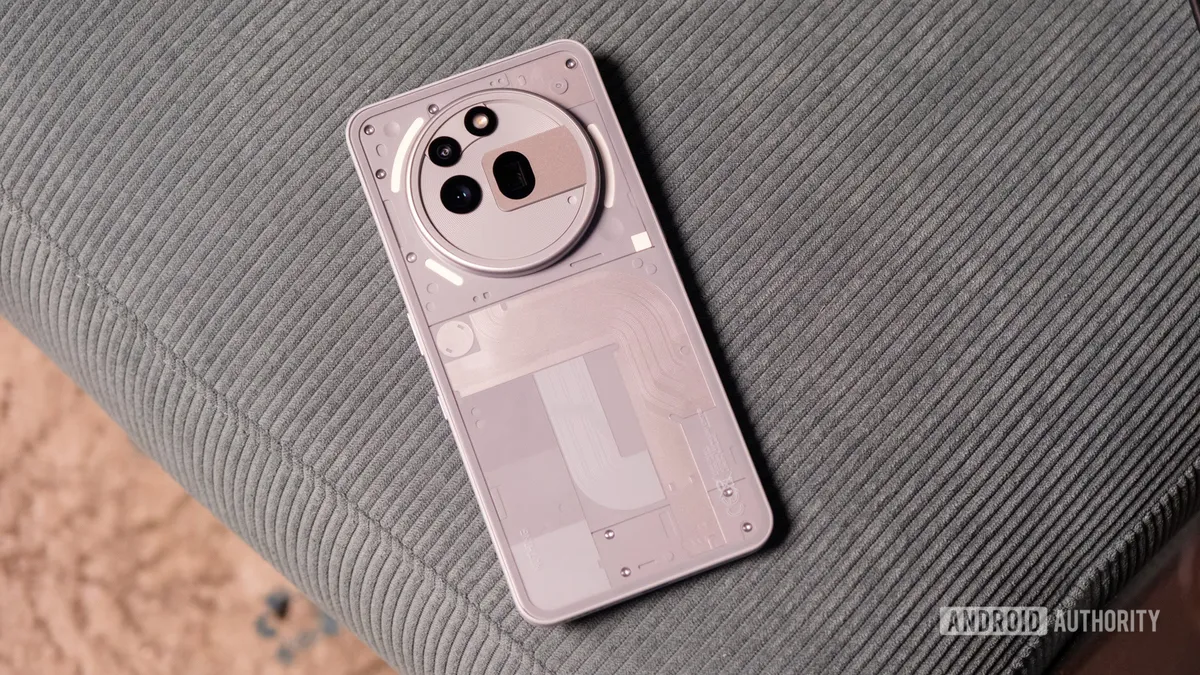 Nothing OS 4.0 Unveils Lock Glimpse: A New Feature or Just Bloatware?