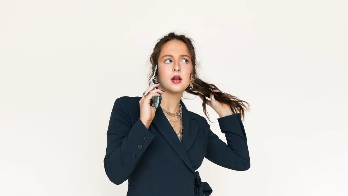 Reconnecting in a Digital World: College Students Ditch Smartphones for Flip Phones