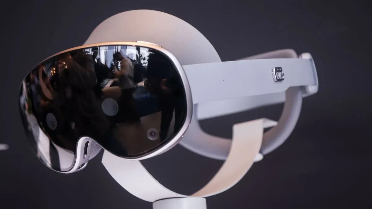 Samsung Galaxy XR vs. Apple Vision Pro: The Ultimate VR Showdown