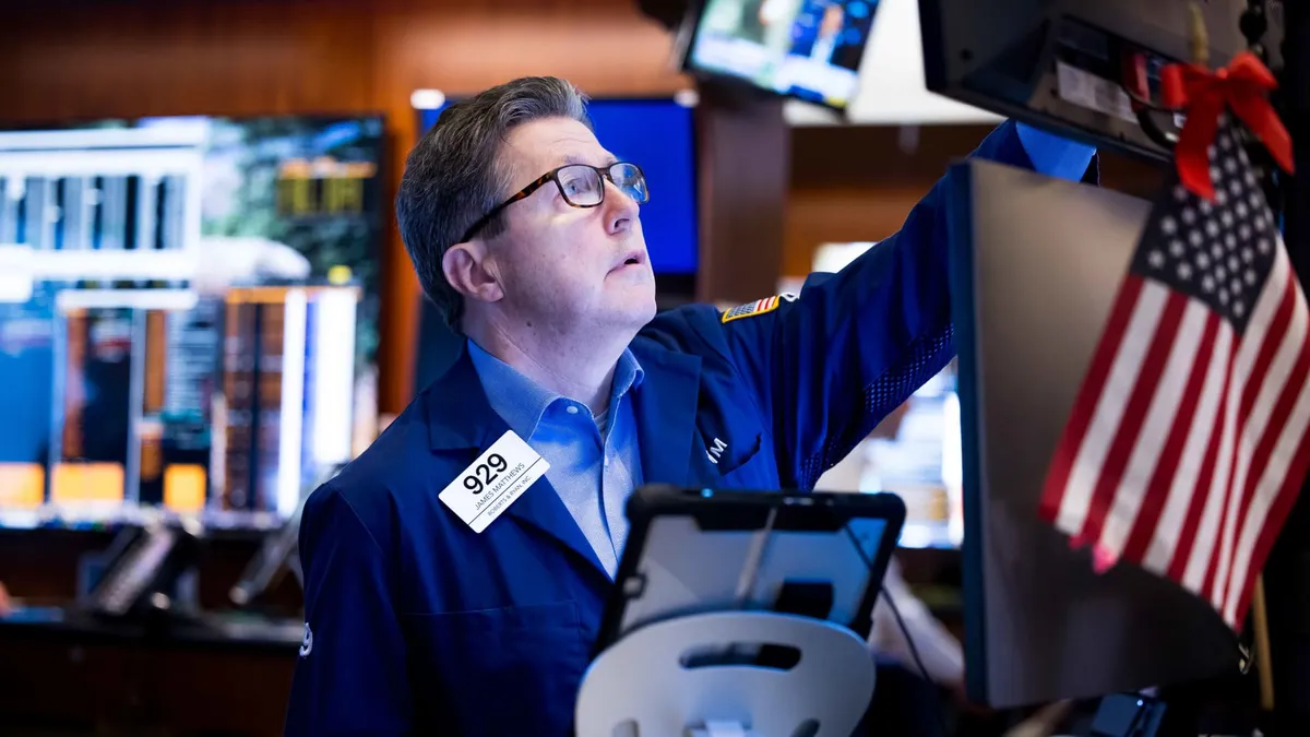 S&P 500 Eyes All-Time High as Oil Prices Plunge