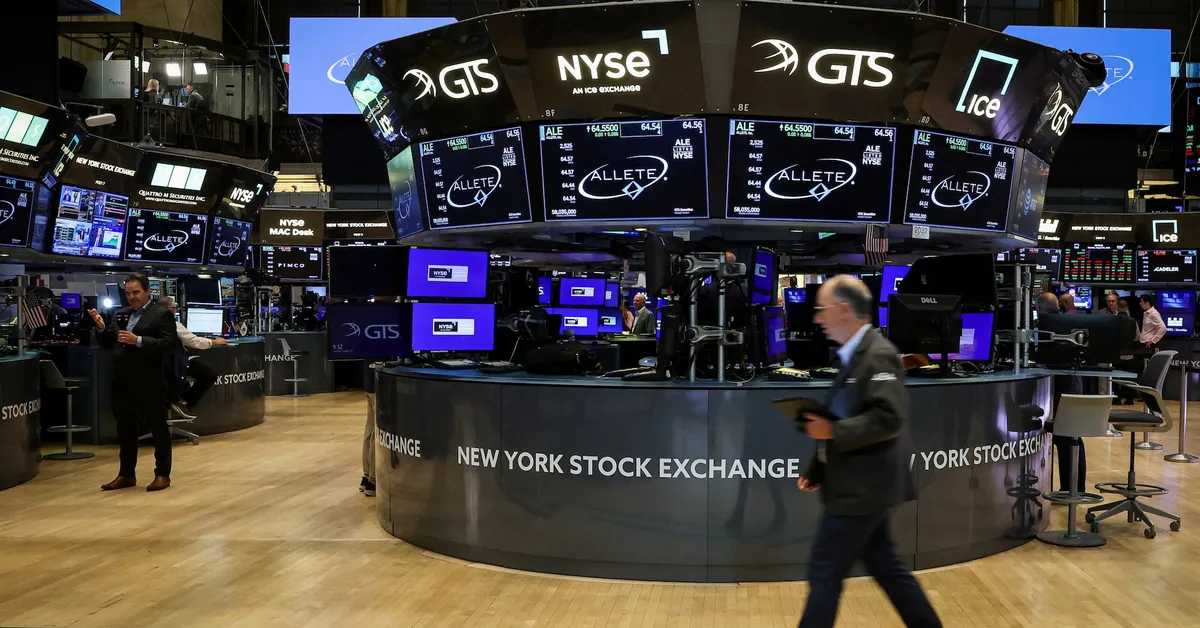 S&P 500 Hits Record High Amid AI Stock Surge and Rebounding Corporate Profits