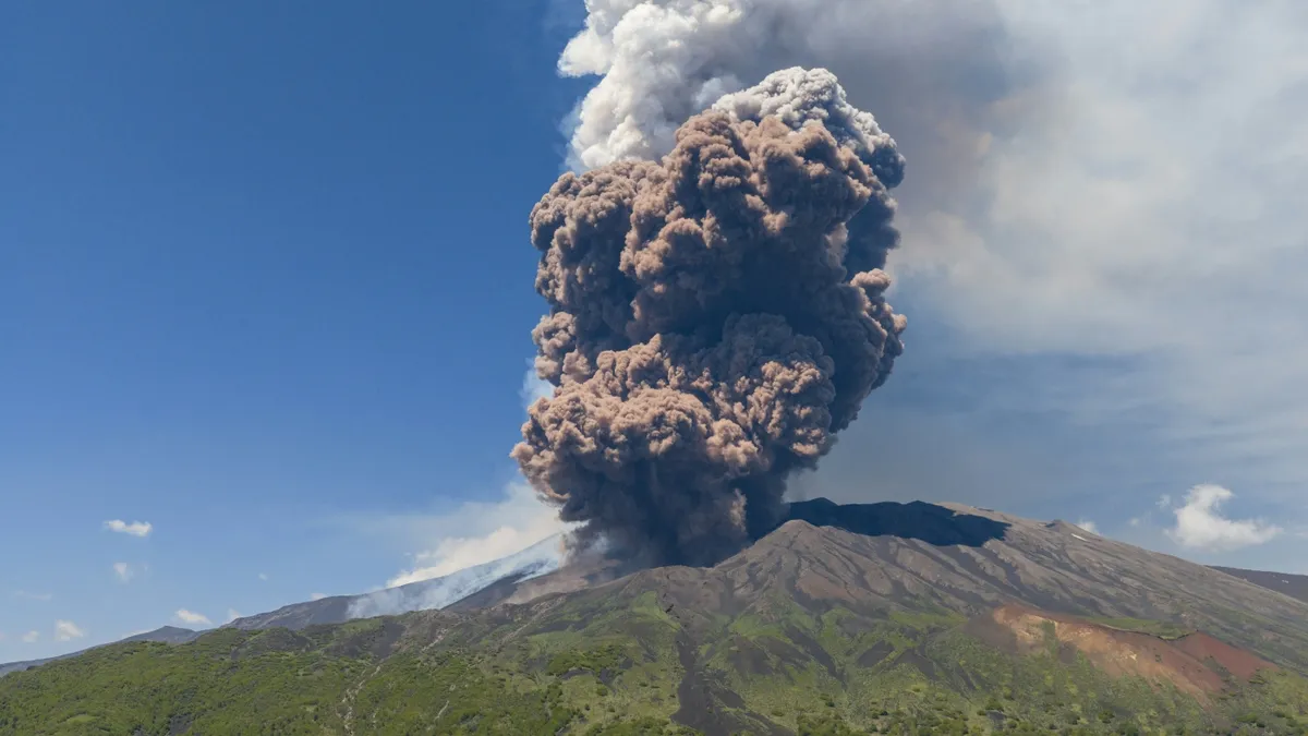 Spectacular Eruption of Mount Etna: A Visual Feast for Volcano Enthusiasts