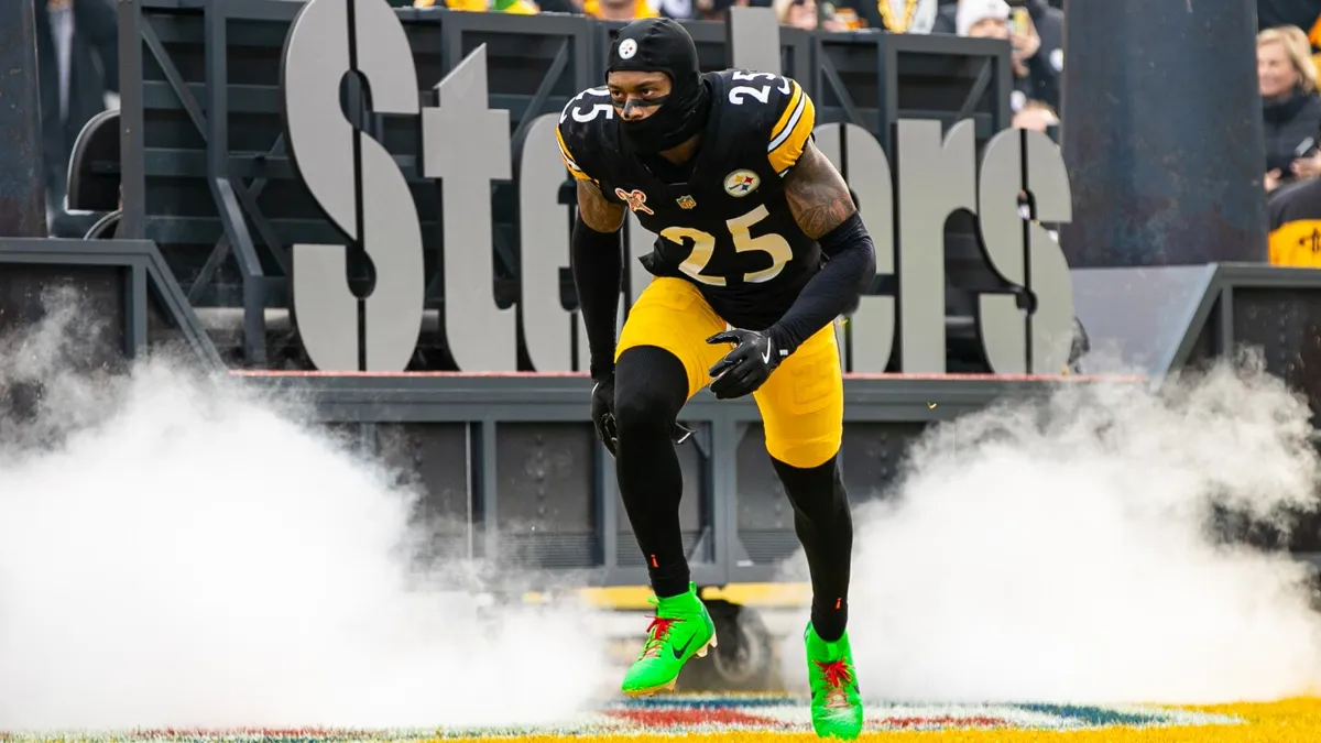 Steelers’ DeShon Elliott Sticks Around Amid Aaron Rodgers Controversy