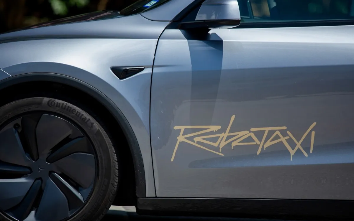 Tesla Robotaxis Under Scrutiny: Safety Regulators Investigate Traffic Violations in Austin