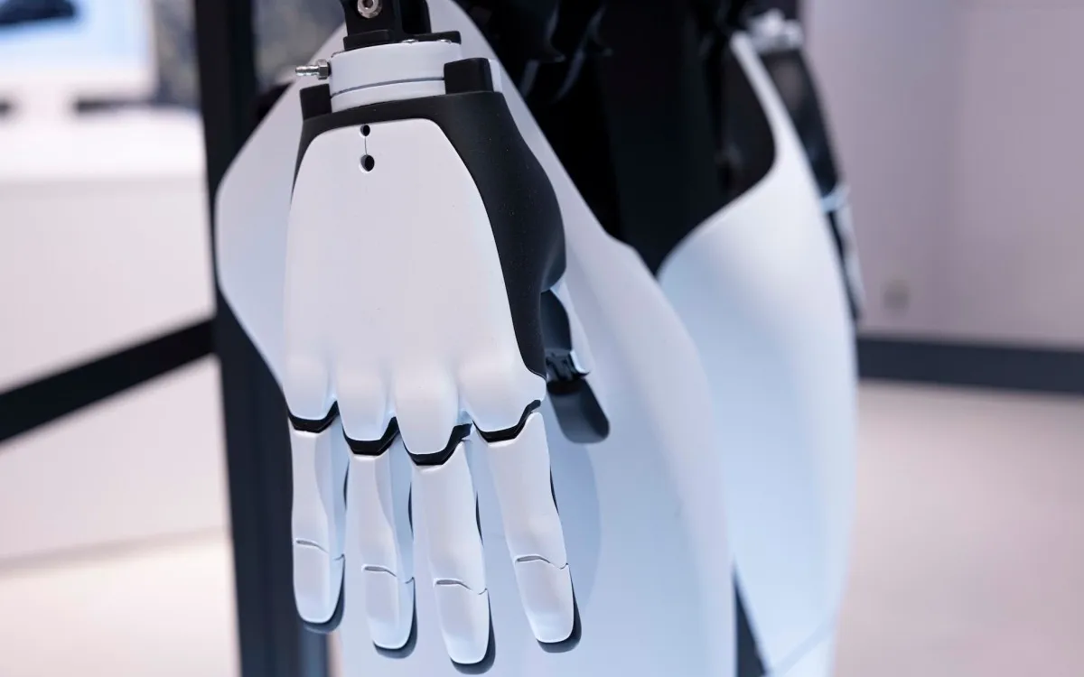 Tesla's Optimus Robot Program Faces Leadership Change as Key Figure Departs