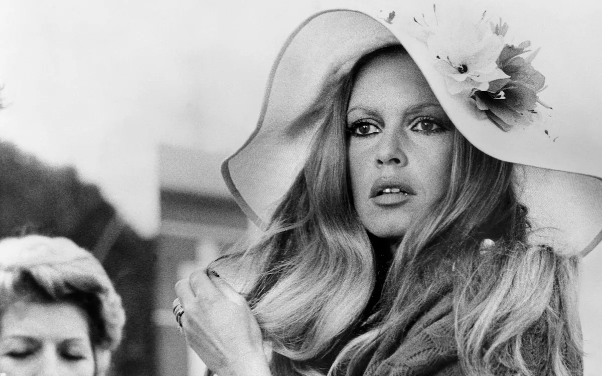 The Enigmatic Allure of a Hollywood Starlet: A Tale of Seduction on the French Riviera