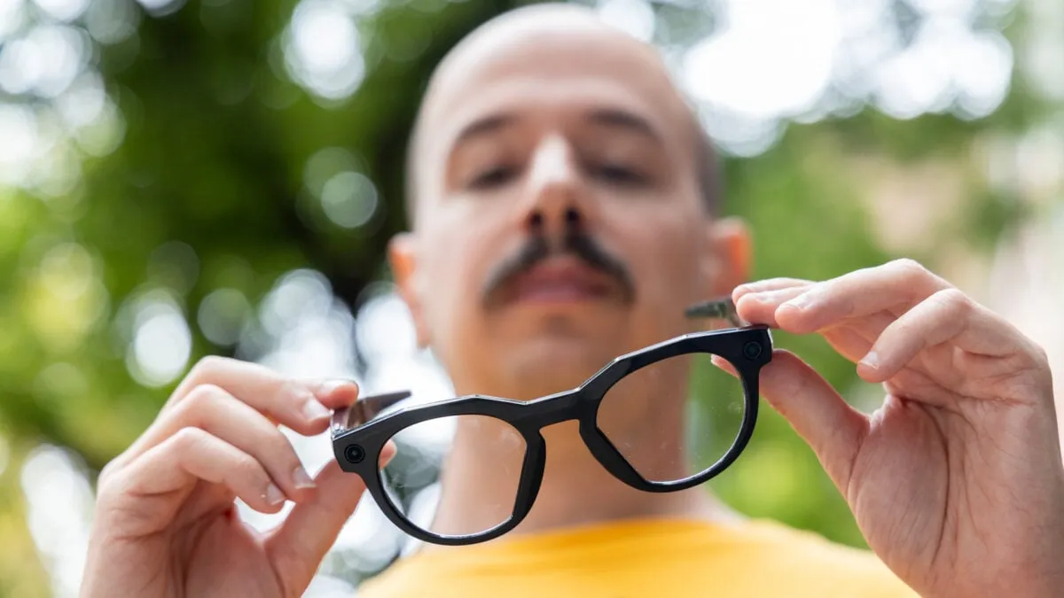 The Race for Smart Glasses: Meta, Apple, and Samsung Join the Fray