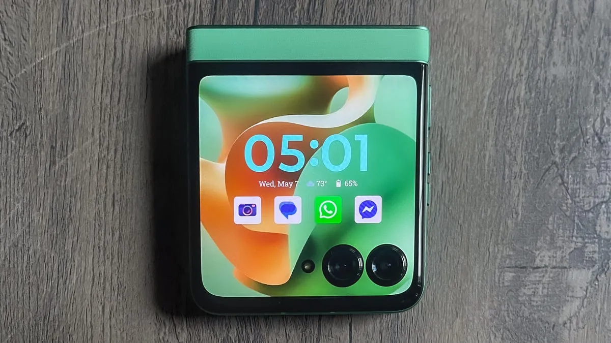 Unboxing the Vibrant Motorola Razr 2025: A Flip Phone That Stands Out