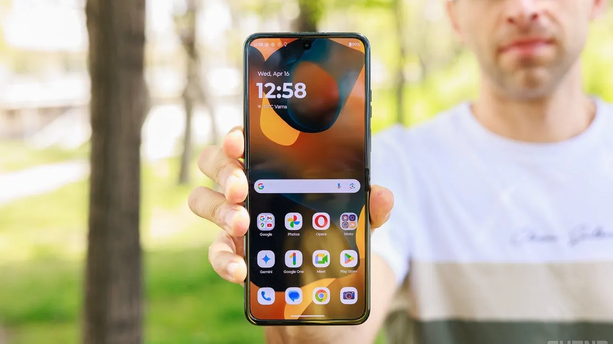 Unleash the Future: The Razr Ultra (2025) Outshines Samsung's Galaxy Z Flip 6