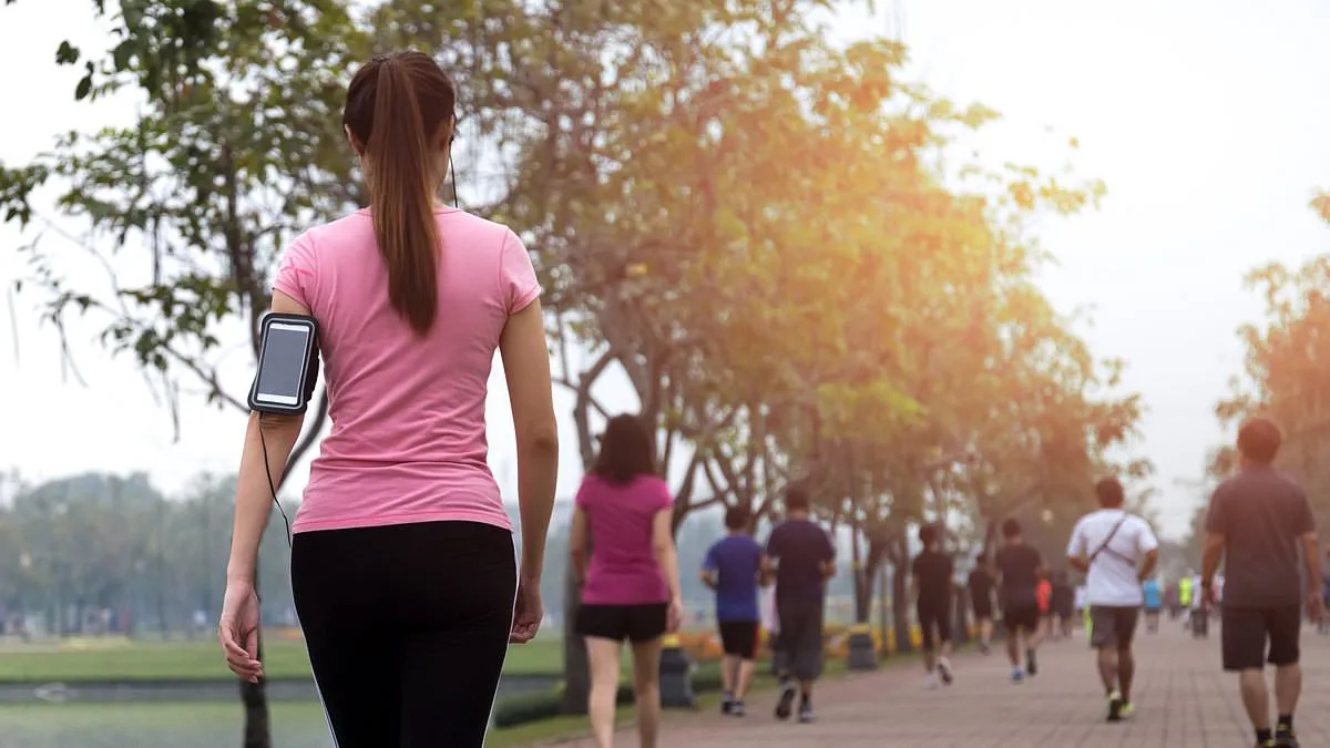 Unlock Heart Health: Why a 15-Minute Brisk Walk is Better than 10,000 Steps!