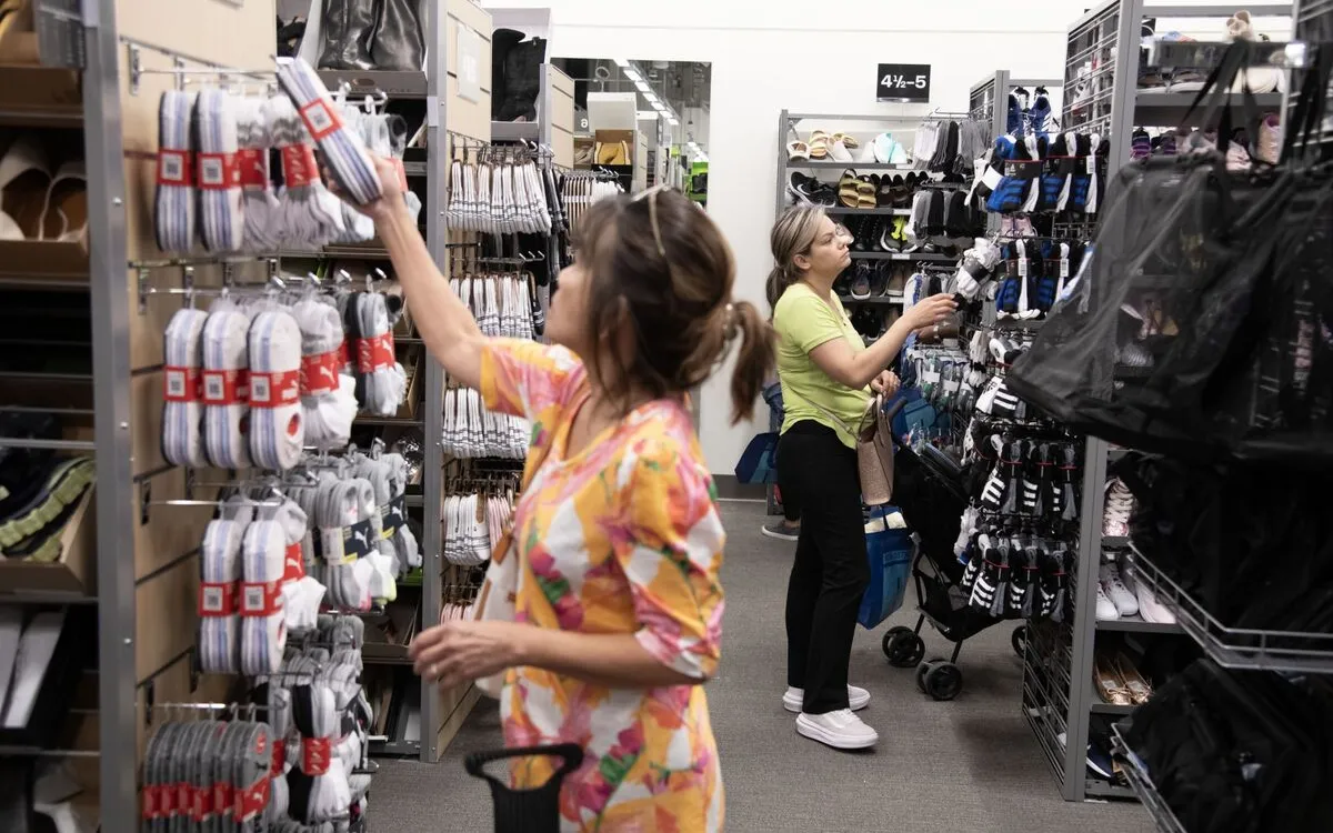 US Retail Sales Decline for Second Consecutive Month: What It Means for Consumers