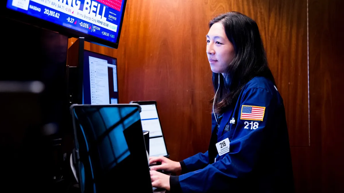 U.S. Stock Futures Dip as Trump Delays Tariffs Implementation to August 1
