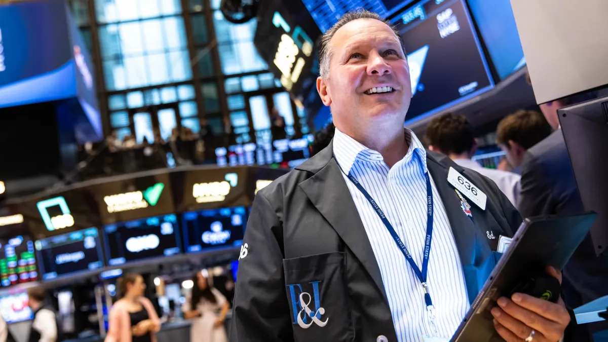 U.S. Stock Futures Dip as Trump Denies Plans to Fire Federal Reserve Chair