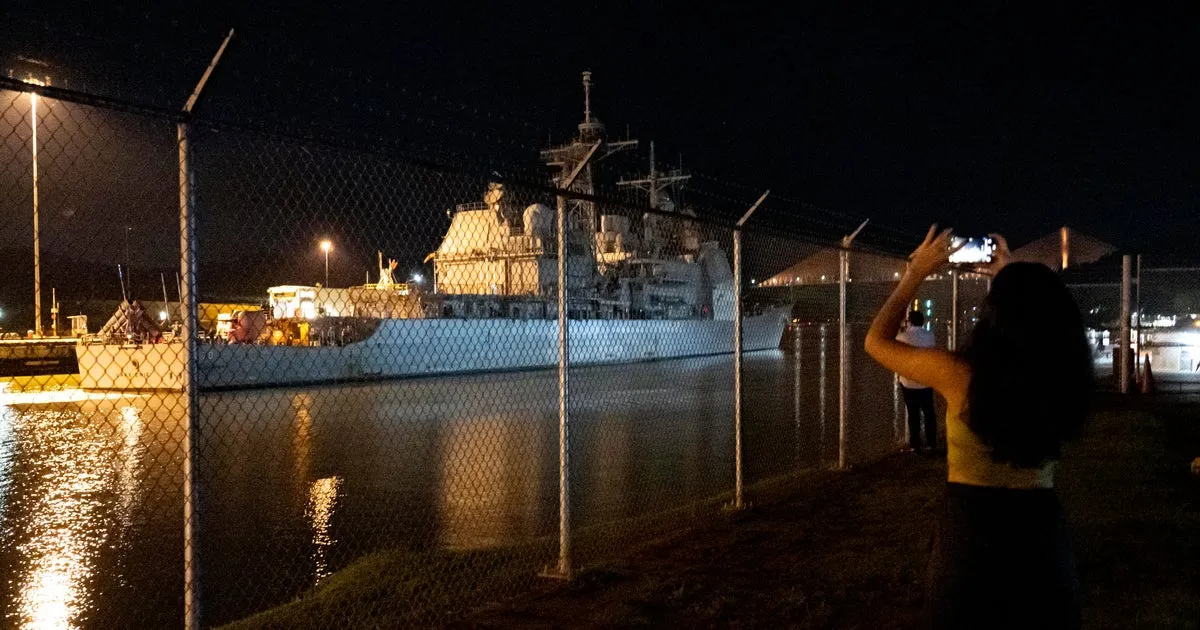 USS Lake Erie Crosses Panama Canal Amid U.S. Anti-Drug Operations Near Venezuela