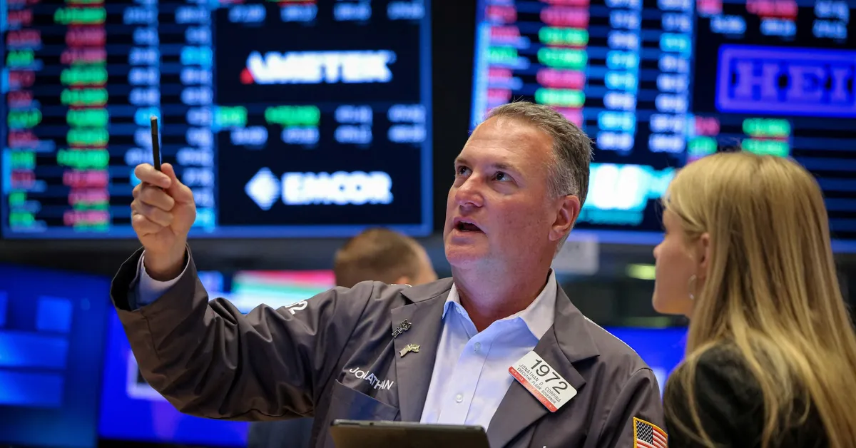 Wall Street Dips as Moody's Downgrades U.S. Credit Rating Amid Rising Treasury Yields