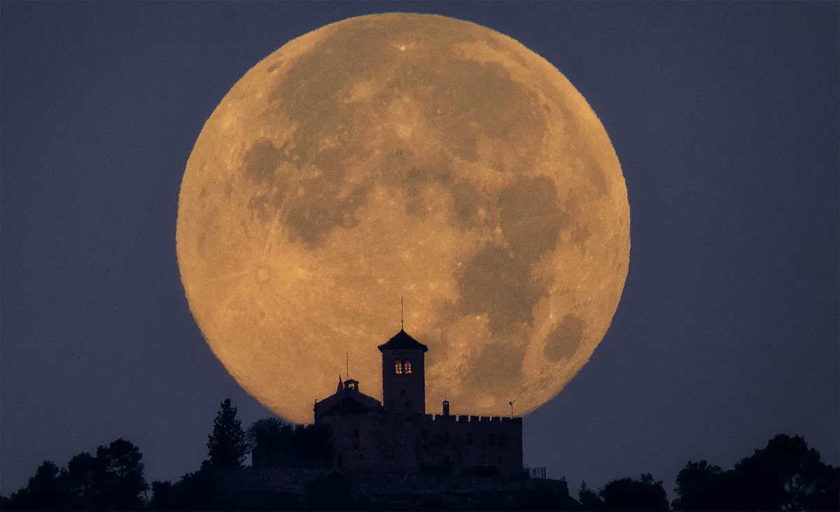 Witness the Beaver Moon: The Brightest Supermoon of 2025!